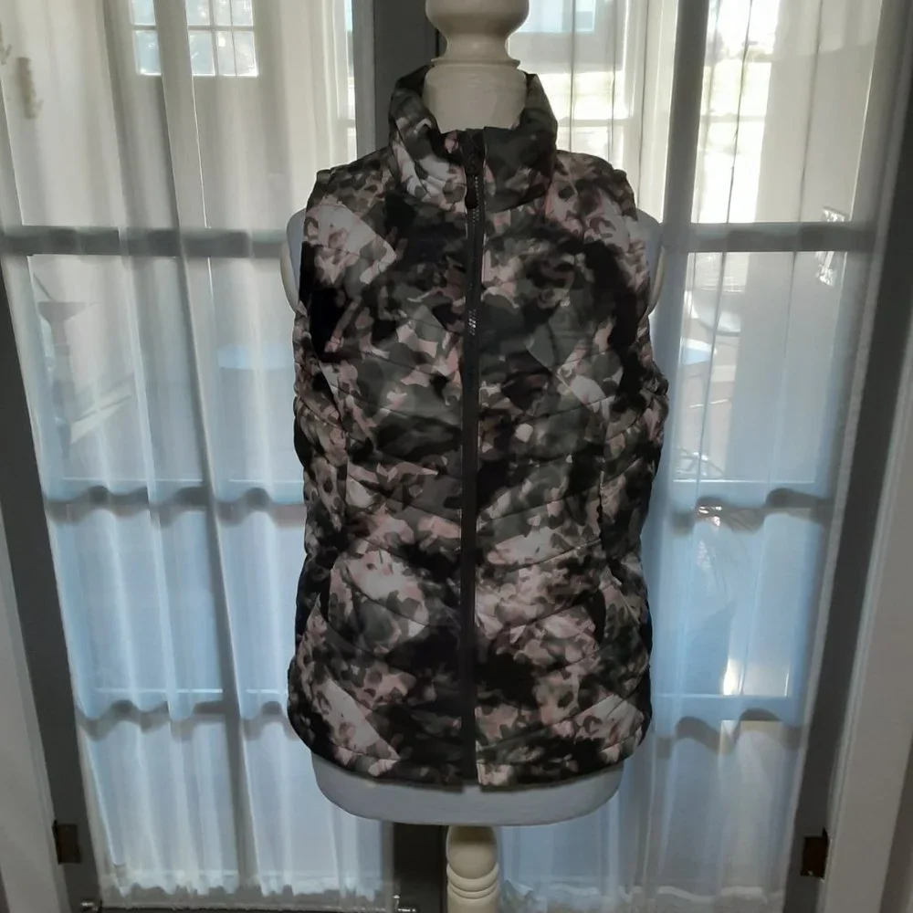 Women's DSG Camo Puffer Vest Size M NWT